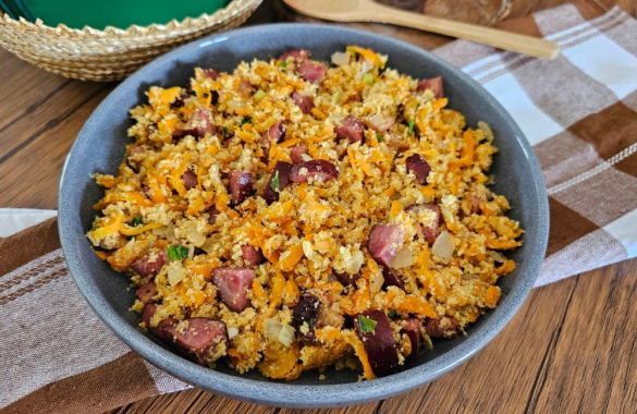 Receita de Farofa de Cenoura com Linguiça em 8 passos