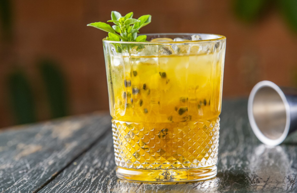 Receita de Caipirinha de Maracujá em 6 passos