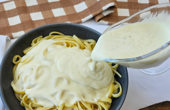 Receita de Molho Branco com Queijo Parmesão em 8 passos